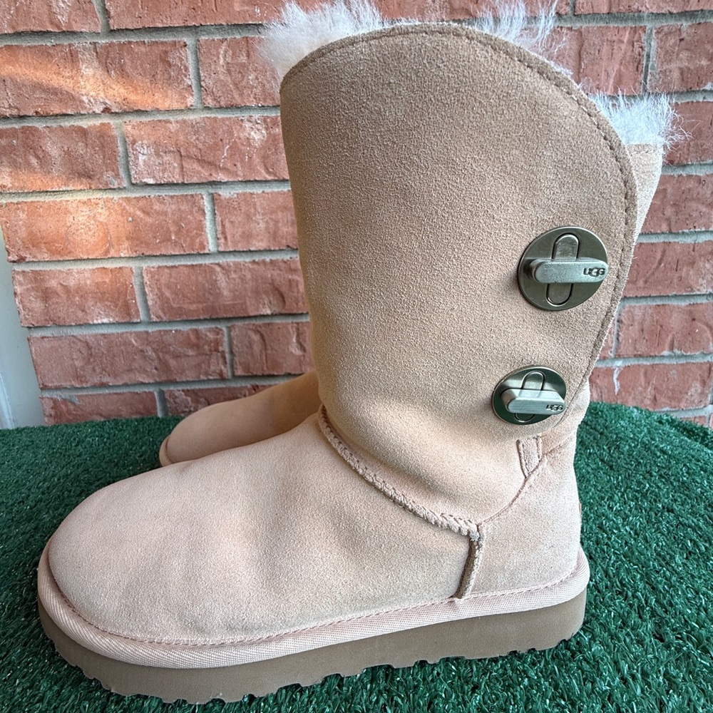 UGG BOOTS TURNLOCK
AMBERLIGHT Blush Lt Suede Sheep Skin